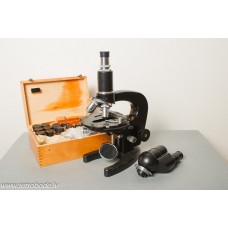 Mikroskops MBR-3 ar piederumiem koka kastē.
